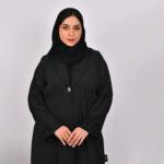 ⁦عباية بليزر ربع كلوش مزين بأزرار على الاكمام⁩ - الصورة ⁦2⁩