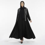⁦عباية باللون الأسود موديل كلوش بشك وتطريز راق⁩ - الصورة ⁦3⁩