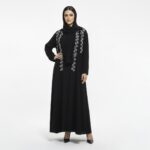 ⁦عباية باللون الأسود موديل كلوش بشك وتطريز راق⁩ - الصورة ⁦2⁩