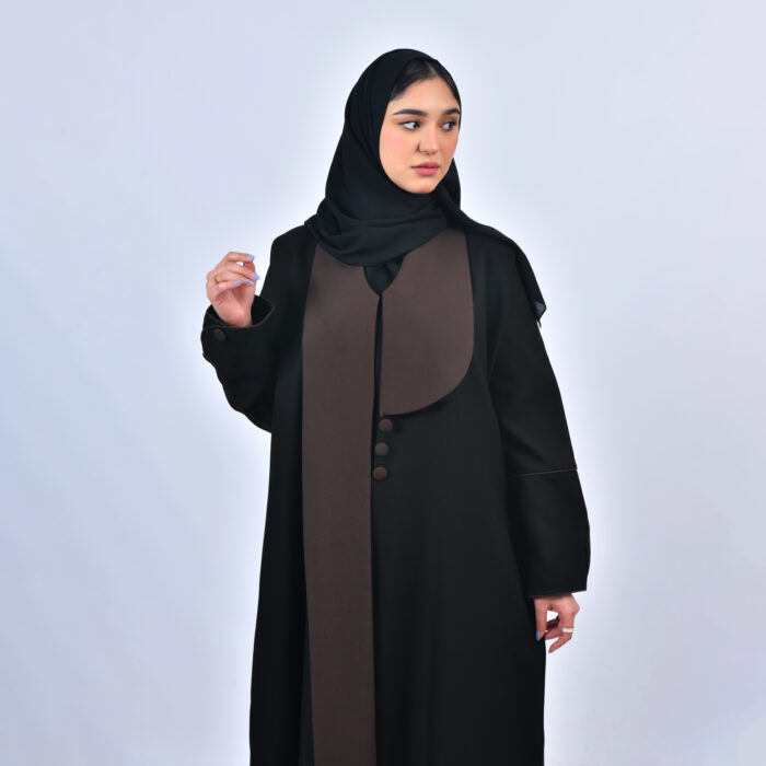 ⁦عباية لف بقصة بليزر بياقة مميزة باللون البني مزينة بأزرار على طرف العباية والاكمام⁩ - الصورة ⁦3⁩