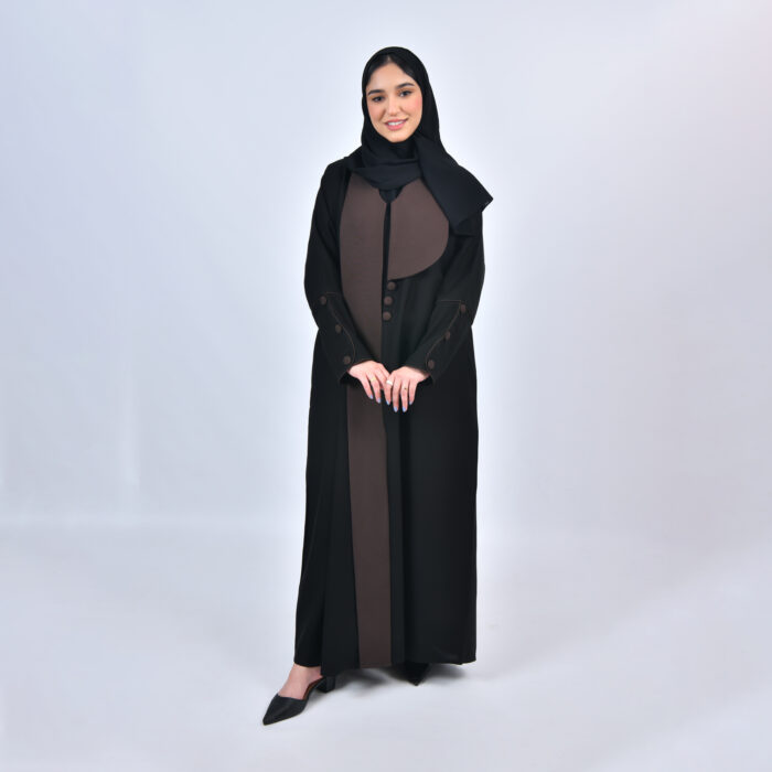 ⁦عباية لف بقصة بليزر بياقة مميزة باللون البني مزينة بأزرار على طرف العباية والاكمام⁩ - الصورة ⁦4⁩