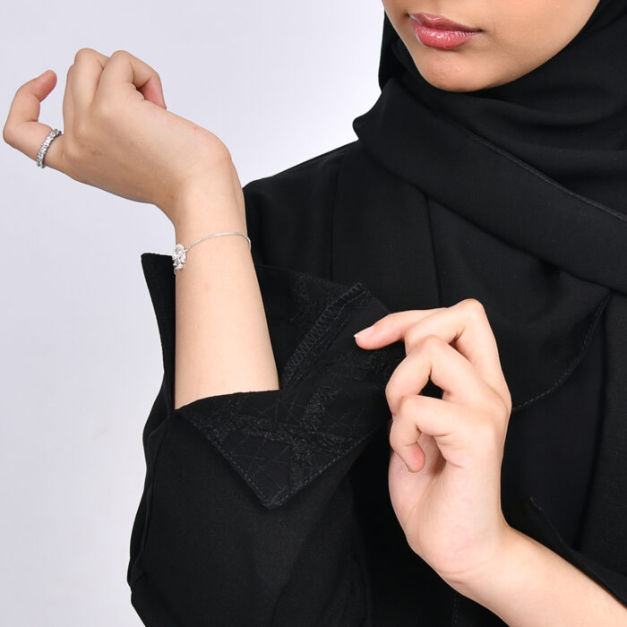 ⁦عباية بناتيه بقصة ربع كلوش من قماش الكريب⁩ - الصورة ⁦2⁩