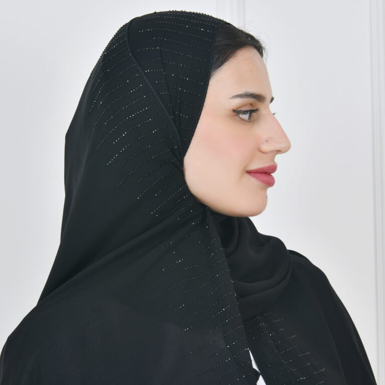 طرحه حرير بحافة مزينة بالكريستال الأسود