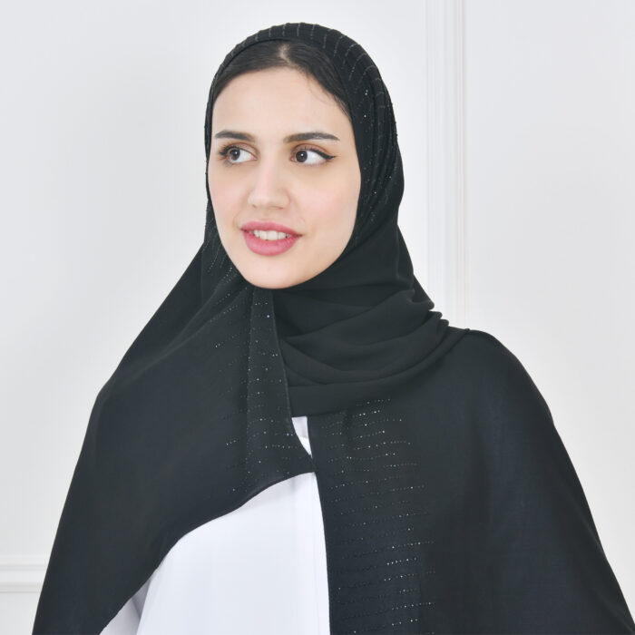 ⁦طرحه حرير بحافة مزينة بالكريستال الأسود⁩ - الصورة ⁦2⁩