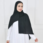 ⁦طرحه حرير بحافة مزينة بالكريستال الأسود⁩ - الصورة ⁦3⁩