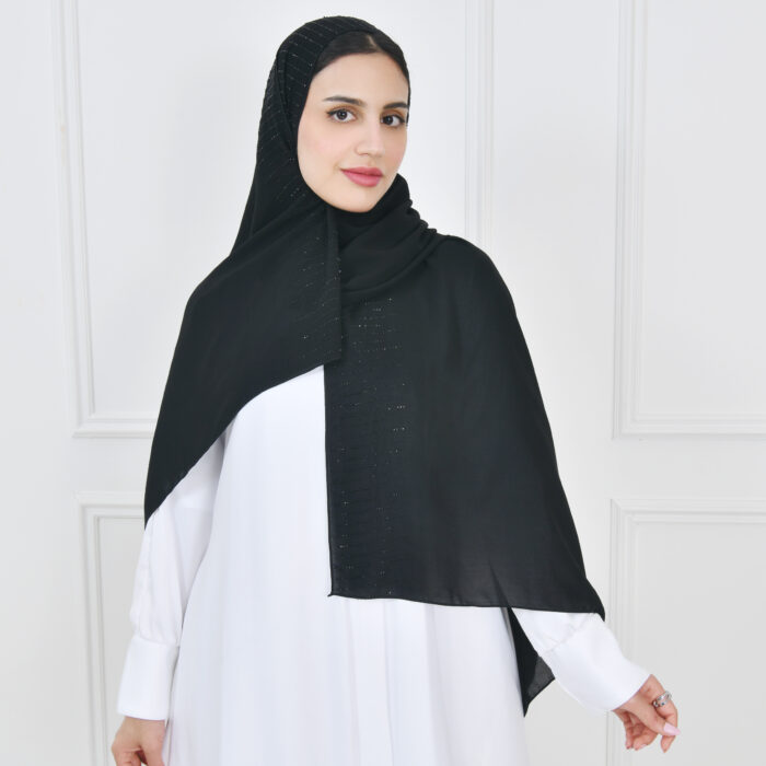 ⁦طرحه حرير بحافة مزينة بالكريستال الأسود⁩ - الصورة ⁦3⁩