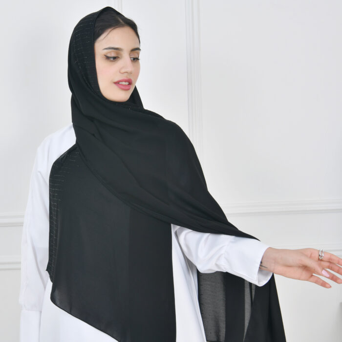 ⁦طرحه حرير بحافة مزينة بالكريستال الأسود⁩ - الصورة ⁦4⁩
